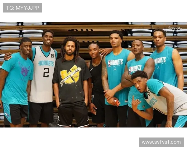 夏洛特黄蜂与洛杉矶湖人激战正酣球迷期待精彩对决与精彩瞬间